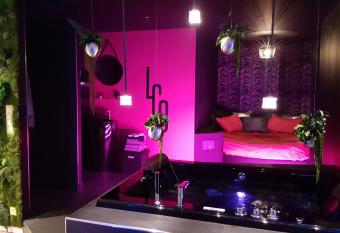 Le Clair Obscur allows 18 year olds to book a room