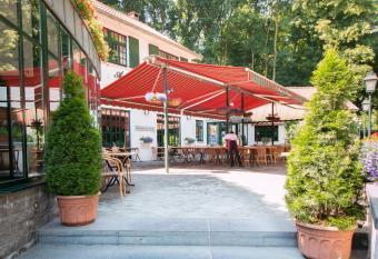 Hotel Au Repos Des Chasseurs has Balcony rooms