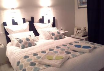 Crisalys Chambres d H  tes has Balcony rooms