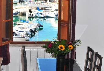 Cassis Loc - Appartement meubl   allows 18 year olds to book a room