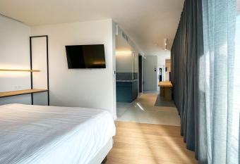 Parkhotel Roeselare has rooms with a private hot tub