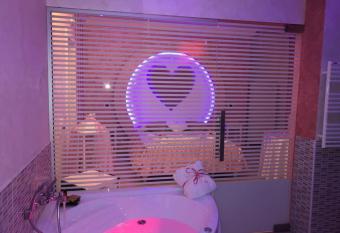 Bee Queen has rooms with a private hot tub