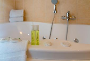 Brit Hotel Le Kerann Nantes St Herblain - Zac De La Lorie has rooms with a private hot tub