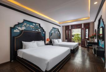 Queen Light Hotel has Balcony rooms