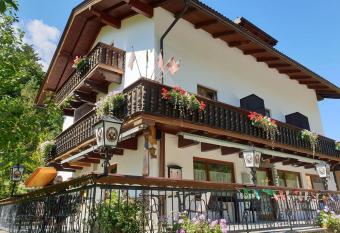 Tattoo PENSION mit Restaurant und Tattoo-Studio has Balcony rooms