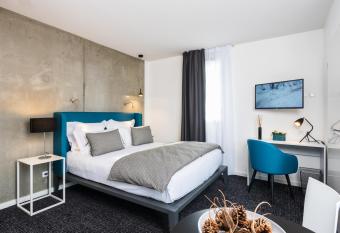 T  n  o Apparthotel Talence Espeleta allows 18 year olds to book a room