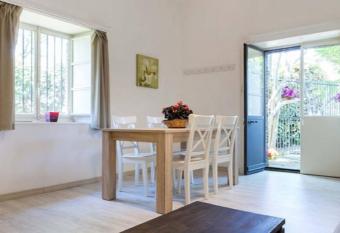 Pietra dell Etna has Balcony rooms