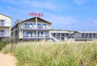 Waves Oceanfront Resort has Balcony rooms