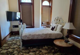 Manresa Castle has rooms with a private hot tub