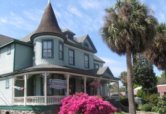 Pensacola Victorian Bed and Breakfast allows 18 year olds to book a room