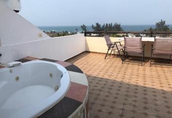   Departamentos Vista Real   has rooms with a private hot tub