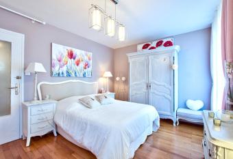 NATURALBNB - Chambres d h  tes au calme avec clim - Parking gratuit et s  curis   - Garage v  los et motos - Super petit d  jeuner fait maison ! has Balcony rooms