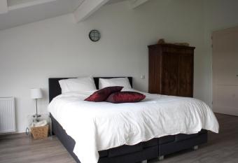 Klein-Amerika allows 18 year olds to book a room