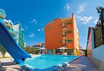 Diamond Hotel has Balcony rooms