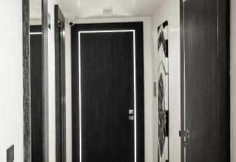 LHP Suite Napoli Parco Margherita allows 18 year olds to book a room