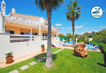 Villa Oliveira by Algarve Vacation allows 18 year olds to book a room