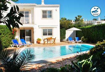 Villa 7J Quinta dos Alamos by Algarve Vacation allows 18 year olds to book a room