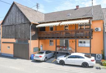 Ferienwohnungen zur Elz has Balcony rooms