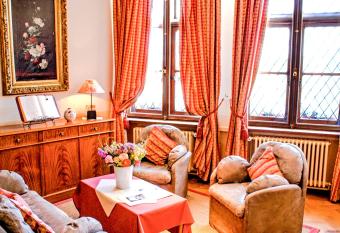 Guest House Huyze Die Maene allows 18 year olds to book a room