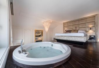 Luxury Suites Down Town has rooms with a private hot tub