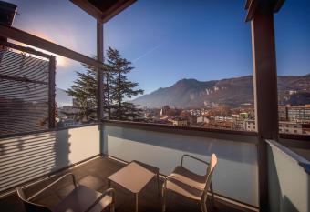 La Villa - Luxury Guest House allows 18 year olds to book a room