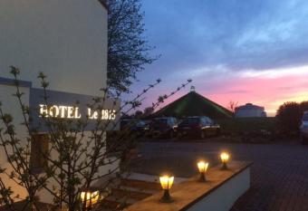 Le 1815 allows 18 year olds to book a room