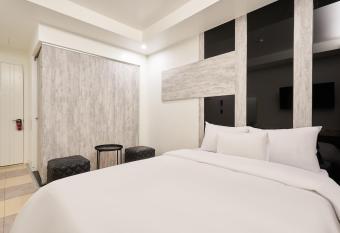 Show Hotel allows 18 year olds to book a room