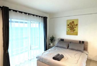 Monkey Toe Guesthouse has rooms with a private hot tub