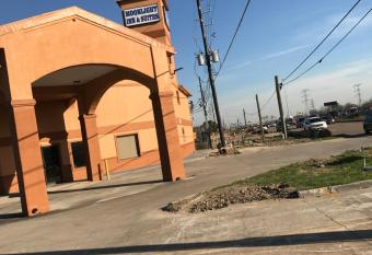 Moonlight Inn & Suites has Smoking rooms