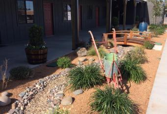 HH Creek Inn allows 18 year olds to book a room