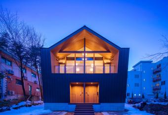 Hakuba White Fox Chalet has Balcony rooms