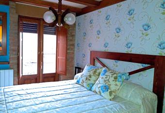 La Alcoba de Becquer allows 18 year olds to book a room