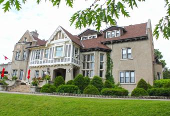 Grey Gables Inn allows 18 year olds to book a room