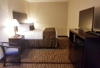 Cobblestone Inn & Suites Maryville has rooms with a private hot tub