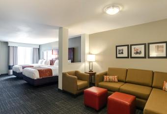 Comfort Suites Loveland has rooms with a private hot tub