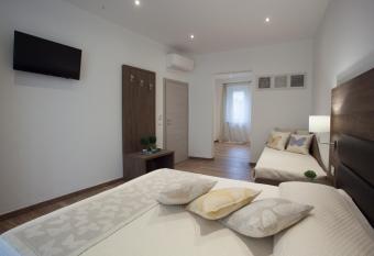 Magnifica Luxury Suites has Balcony rooms