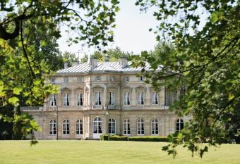 Ch  teau De La Motte Fenelon allows 18 year olds to book a room