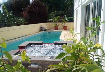 Appartement de 2 chambres avec vue sur la mer piscine partagee et jardin clos a Bois des Nefles Saint Paul has Balcony rooms