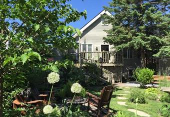 2 Moon Cottage has Balcony rooms