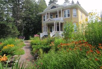 Auberge Taylor Manor allows 18 year olds to book a room