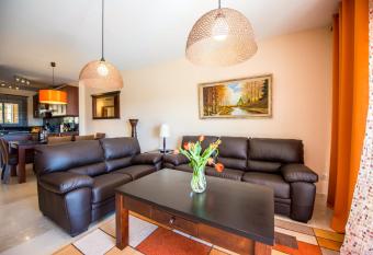 Malibu Mansions Condo 1 by Rafleys has rooms with a private hot tub