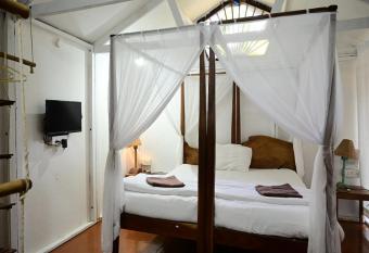 Village Susegat Beach Resort allows 18 year olds to book a room