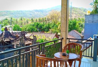 Tira Amed Homestay has Balcony rooms