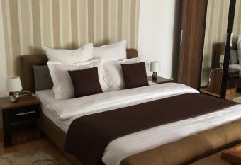 Xenopol Central Apartment allows 18 year olds to book a room