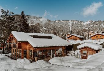 Les Mazots du Clos has Balcony rooms