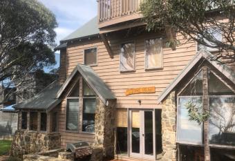 Square Bear has rooms with a private hot tub