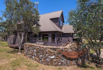 Burrinjuck has rooms with a private hot tub