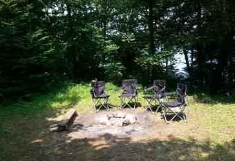 Chalet Le P  lican has rooms with a private hot tub