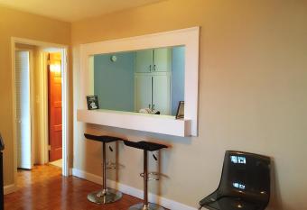 Downtown 1 Bedroom Apartment 18H has Balcony rooms