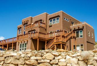 Slot Canyons Inn Bed & Breakfast has rooms with a private hot tub